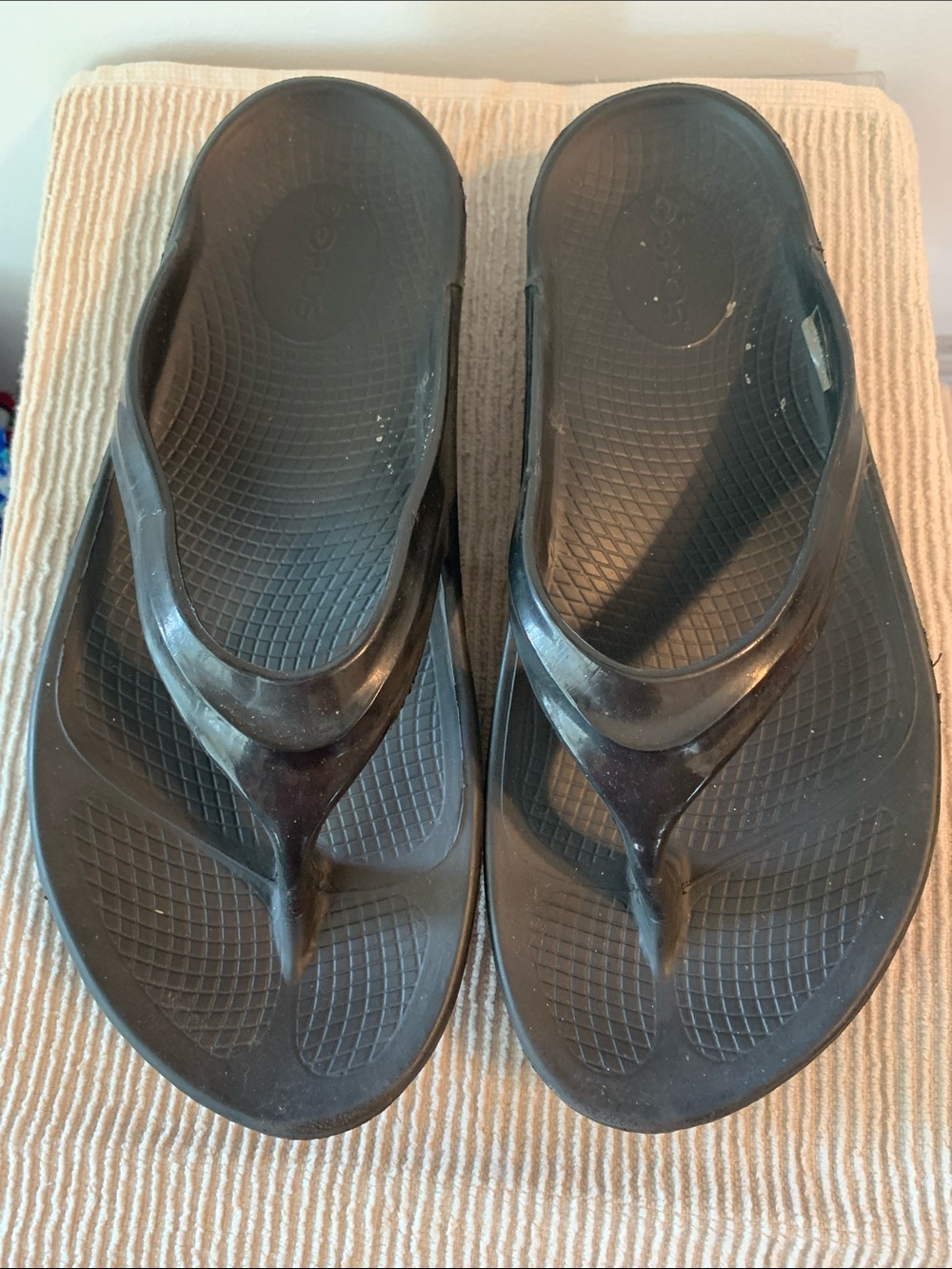 OOFOS OOlala black recovery flip flops